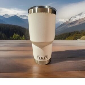 YETI 30oz White Rambler Tumbler Stainless steel with Silver Trim and Lid